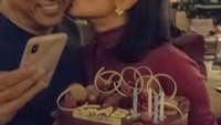 Saat ulang tahun, Gaby diberi kue cokelat berukuran cukup besar dengan topping macaron, strawberry hingga raspberry. Saking sukanya, ia sampai menghadiahi Indra sebuah kecupan manis di pipi. Foto: instagram @gabybakrie