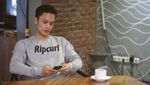 Kerennya Pose Makan Randy Pangalila yang Kini Berbadan Kekar