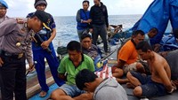 Kapal KLM Motor Eka Putri berhasil ditangkap oleh Tim Gabungan Kepolisian Resort (Polres) Kepulauan Selayar dan Sat Polair di Perairan Jampea, Kayuadi atau sekitar 50 mil dari Pelabuhan Banteng Kabupaten Kepulauan Selayar, Sulawesi Selatan. Foto: Dok Kementerian Kelautan dan Perikanan