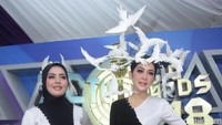 Yang berbeda adalah keduanya mengenakan headpiece karya Rinaldy Yunardi. Kalau Aisyahrani hanya memakai headpiece berbentuk dua burung merpati, berbeda dengan Syahrani yang dipenuhi dengan lebih banyak burung.  Foto: Noel/ detikHOT