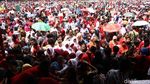 Warga Serbu Tenda Sembako di Monas