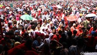 Warga DKI Jakarta memenuhi Lapangan Tugu Monas, Jakarta Pusat. Sabtu (28/04/2018).