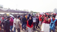 Ini sebenarnya atas dasar latar belakang sosial bangsa yang kita tahu pergesekan dan banyak suara negatif dan tujuannya satu kita mau menunjukkan bahwa yok kita berdiri sama-sama untuk Indonesia, dari golongan apa pun, agama apa pun, kata salah satu panitia, Leo, saat ditanya alasan pembagian sembako ini. (Foto: Peti/detikcom)