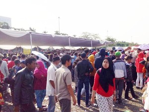 Warga Masih Berdatangan ke Acara Bagi-bagi Sembako di Monas