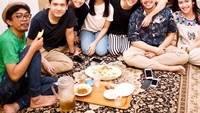 Ngerujak bareng teman-teman emang paling enak ya. Dimas Seto hingga Ririn Dwi Ariyanti bersama teman-teman yang lain menikmati rujak pedas. Foto: Instagram @dimasseto_1