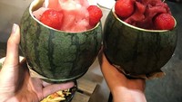 Segarkan tenggorokan dengan smoothie semangka yang Instagramable ini. Ada juga pilihan melon dan honeydew yang nggak kalah menyegarkan. Foto: Istimewa