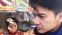 Liburan ke Jepang, suami dari Dhini Aminarti ini mencicip sate cumi di Tsukiji Market. Hmm enak! Foto: Instagram @dimasseto_1