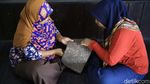 Melihat Pembuatan Kerajinan Dari Limbah Kayu