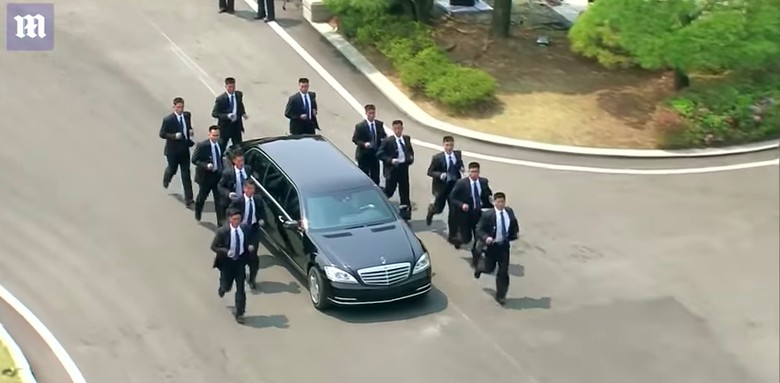 Pengawalan ketat mobil Kim Jong-Un. Foto: Screenshot Youtube Daily Mail Pengawalan ketat mobil Kim Jong-Un. Foto: Screenshot Youtube Daily Mail