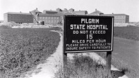 Ia memulainya dari halaman depan Pilgrim State Hospital di Long Island, New York pada tahun 1938. Foto: Alfred Eisenstaedt/vintag.es