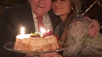 Diva dunia ini bersahabat dengan tokoh-tokoh ternama dunia. Salah satunya Warren Buffett yang sedang merayakan ulang tahun dengan cake di hadapannya. Foto: Instagram jlo