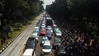 Kendaraan roda dua dan empat berbagi ruas di tiga lajur Jalan Medan Merdeka Barat (Foto: Matius Alfons/detikcom)