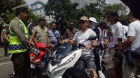 Tito sempat berbincang di Starbuck Thamrin sebelum menjalani syuting atau pengambilan gambar.  (Foto: Peti/detikcom)