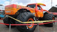 Untuk menggerakkannya, El Toro Loco menyandang mesin V8 berkapasitas 8.800 cc dengan tenaga maksimum 1.000 daya kuda untuk versi eksibisi seperti penampilannya di IIMS 2018 kali ini. Namun untuk aksi balapan dan freestyle di Amerika Serikat, tenaga mobil ini dinaikkan menjadi 1.600 daya kuda. Foto: Dina Rayanti