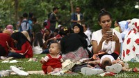 Banyak warga yang beristirahat sejenak di bawah pohon pohon sekitaran monas.