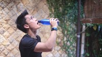 Dont forget to rehydrate people, tulis Randy pada foto yang menampilkan gaya minumnya. Foto: Instagram @randpunk