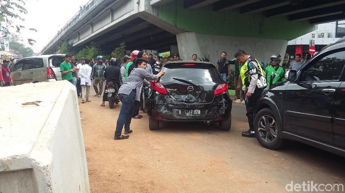 Kecelakaan Beruntun Bus-9 Kendaraan di Slipi Akibat Rem Blong