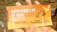 Kupon didapatkan warga di lingkungan tempat tinggal masing-masing. Salah satunya kupon berwarna oranye yang bisa ditukarkan dengan beras 2 kg dan uang Rp 10 ribu (Foto: Peti/detikcom)