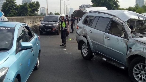 Diduga Lepas Kendali, Mobil SUV Terbalik di Jalan Layang Antasari