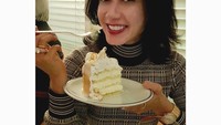 Selain kopi, istri Indra Usmansyah Bakrie ini ternyata suka dessert. Ia terlihat sangat senang sekali melahap sepotong vanilla cake. Foto: instagram @gabybakrie