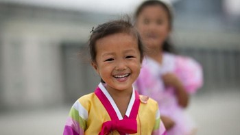 Lewat fotografinya ia menggemparkan dunia dengan hasil jepretan yang jarang diketahui publik dengan membuka kehidupan terlarang di Korea Utara. Senyum si mungil mengenakakn pakaian tradisional. (Foto: Eric Lafforgue)