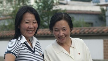 Senyum dua wanita di depan kamera. (Foto: Eric Lafforgue)