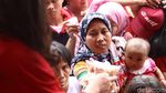 Warga Serbu Tenda Sembako di Monas