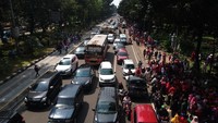 Foto diambil sekitar pukul 13.15 WIB. Kawasan Jalan Medan Merdeka Barat arah Patung Kuda terpantau masih padat (Foto: Matius Alfons/detikcom)