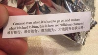 Makan fortune cookies, Randy dapat kalimat mutiara ini nih. Foto: Instagram @randpunk