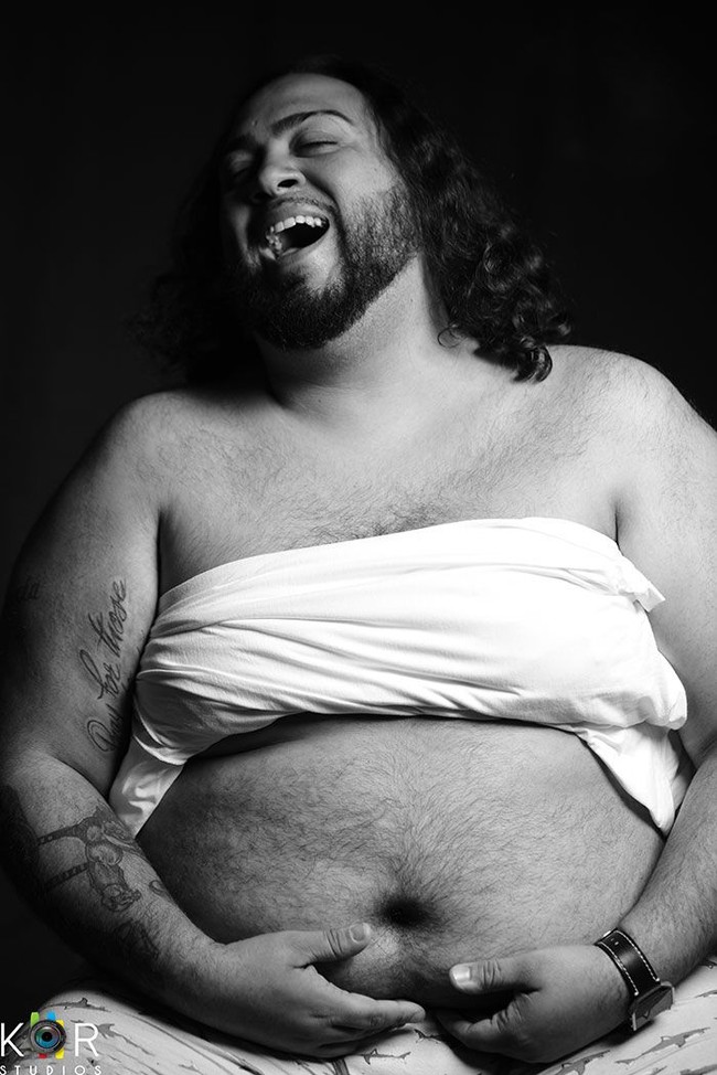 Aku adalah fotografer dan suka mengambil gambar sebanyak yang aku bisa, tapi istriku tidak terlalu suka jadi obyek foto. Ketika aku bahas foto kehamilan, dia bilang tidak mau dan aku terus menanyakannya. Jadi aku bicara ke teman fotograferku dan bilang, Kau tahu, ayo buat saja foto itu dengan aku sebagai model, ungkap Chris. Foto: Dok. Unilad