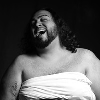 Aku adalah fotografer dan suka mengambil gambar sebanyak yang aku bisa, tapi istriku tidak terlalu suka jadi obyek foto. Ketika aku bahas foto kehamilan, dia bilang tidak mau dan aku terus menanyakannya. Jadi aku bicara ke teman fotograferku dan bilang, Kau tahu, ayo buat saja foto itu dengan aku sebagai model, ungkap Chris. Foto: Dok. Unilad