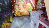 Penampakan isi paket sembako yang didapat warga (Foto: Peti/detikcom)