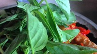 Tak hanya bisa mencicip sajian ikannya, Anda juga bisa menikmati seporsi tahu goreng penyet dengan paduan sambal terasi dan kemangi. Foto: Instagram @vanyamegasarie