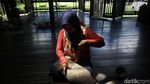 Melihat Pembuatan Kerajinan Dari Limbah Kayu