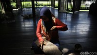 Kerajinan tas anyaman ini dibuat dalam waktu 2 hingga 1 bulan. 