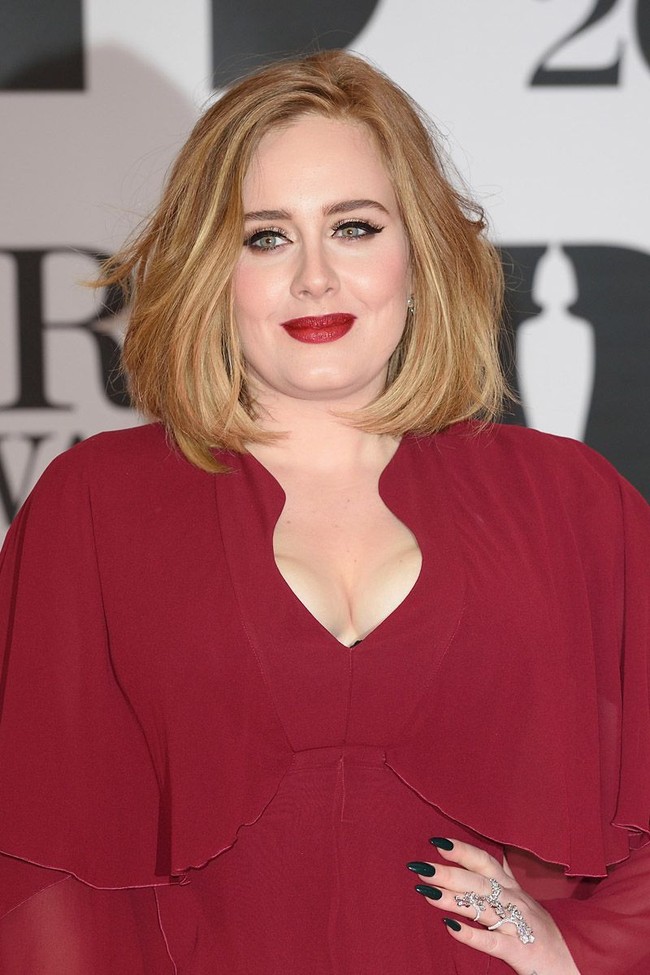 Adele mendapatkan gelarnya lewat Pangeran Charles. Ia menerima penghargaan Most Excellent Order dari Kerajaan Inggris di 2013. Itu artinya, nama panjang Adele menjadi Miss Adele Adkins MBE. Penghargaan ini diberikan untuk menghargai para ksatria, pekerajaan amal, dan layanan publik. Foto: Getty Images