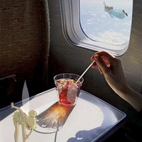 Saat traveling, coba lihat kaca pesawat. Siapa tahu ada peter Pan, Wendy dan Tinker Bell yang sedang terbang. Foto: Dok. Instagram/Andhika Muksin