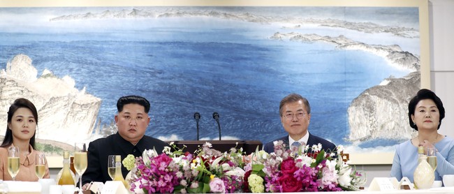 Sorotan dunia tengah tertuju pada Korea Selatan (Korsel) dan Korea Utara (Korut). Lama berseteru, kedua negera tersebut akhirnya berdamai menyusul pertemuan bersejarah pemimpinnya, Moon Jae-in dan Kim Jong-Un. Keduanya didampingi istri masing-masing. Foto: Dok. Getty Images