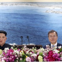 Sorotan dunia tengah tertuju pada Korea Selatan (Korsel) dan Korea Utara (Korut). Lama berseteru, kedua negera tersebut akhirnya berdamai menyusul pertemuan bersejarah pemimpinnya, Moon Jae-in dan Kim Jong-Un. Keduanya didampingi istri masing-masing. Foto: Dok. Getty Images