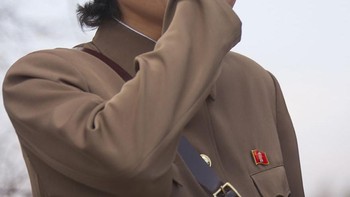 Tentara wanita yang tertawa menutupi wajahnya. (Foto: Eric Lafforgue)