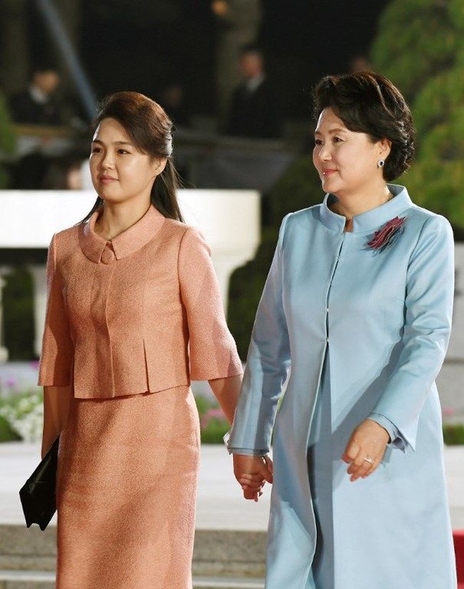 Sementara itu, Kim Jung-sook memilih dress lurus bersiluet coat biru pastel, juga dengan kerah yang membundar. Foto: Reuters