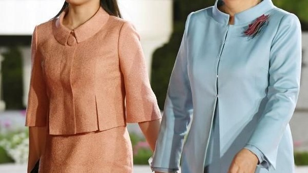 Bergandengan Tangan, Begini Akrabnya Ibu Negara Korut dan Korsel