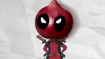 Deadpool, menggunakan bawang merah sebagai kepalanya. (Foto: Nguyen Quang Huy)