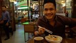 Kerennya Pose Makan Randy Pangalila yang Kini Berbadan Kekar