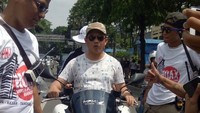 Tito tampak membonceng istrinya di adegan tersebut (Foto: Peti/detikcom)