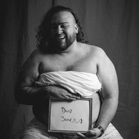 Ekspresi bahagia sampai dingin, adalah bukti jika Chris Urena sangat total dalam pemotretan ini. Foto: Dok. Unilad