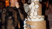 Kalau ini Jlo bersama cake ulang tahun istimewanya tahun lalu. Terdiri dari 5 tingkat dengan hiasan emas yang mewah. Pas deh untuk seorang Jennifer Lopez! Foto: Instagram jlo