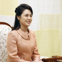 Perempuan 28 tahun itu lalu menyempurnakan gayanya dengan heels hitam dan clutch berwarna senada.  Foto: Dok. Getty Images