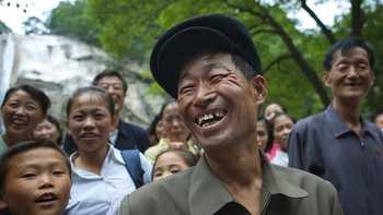 Foto kepala perusahaan listrik yang tersenyum tanpa paksaan. (Foto: Eric Lafforgue)