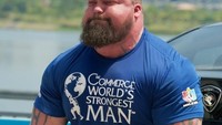 Jangankan angkat beban di gym, angkat truk saja bisa ditaklukkan oleh juara enam kali dari UKs Strongest Man. (Foto: Instagram/eddiehallwsm)
